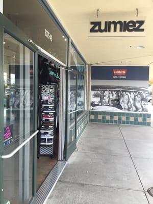 Zumiez sign