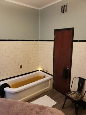 Average bathing room with its own bathroom.