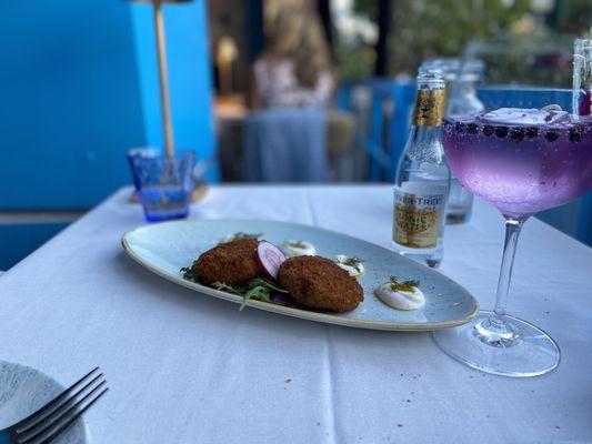 Kolokithokeftethes (crispy zucchini cakes)