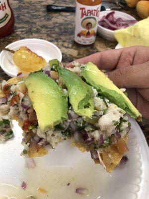 Tostada ceviche pescado