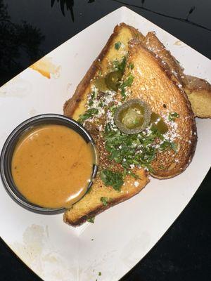 Grilled cheese w/cheese sauce $16