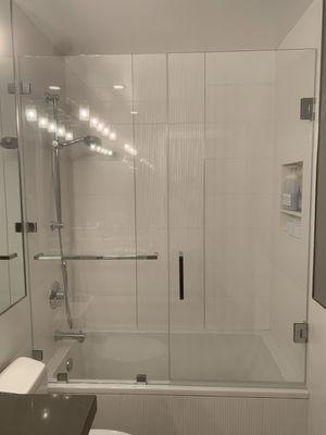 Swing door glass tub enclosure