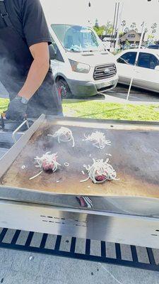 Preparing smash burgers