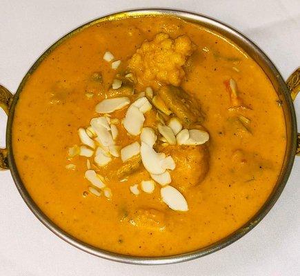 Korma Curry: Creamy cashew nut with indian spices and herbs.