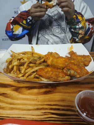 Buffalo wings and fries