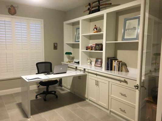 Desk with a rolling peninsula