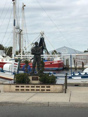 The statue of the divers who swam the waters.