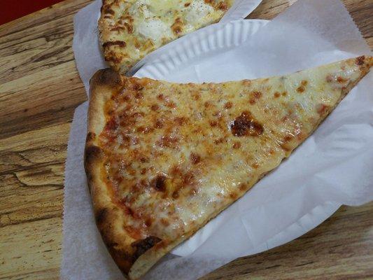 Regular slice taste better than the white pizza.