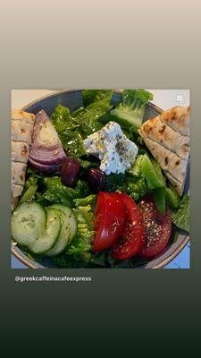 Greek salad w warm pita