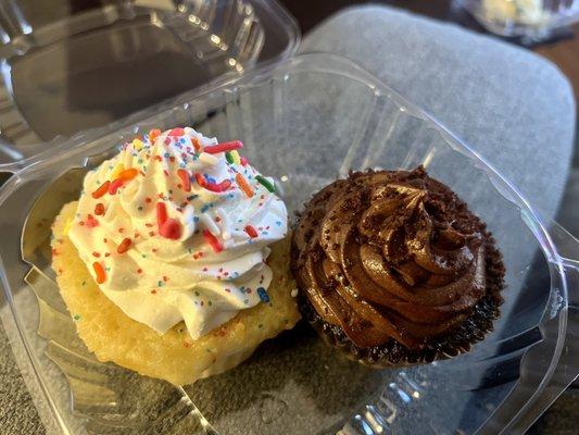 "Lemon" cupcake & Chocolate Frosting Cupcake