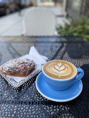 Latte w chocolate almond croissant