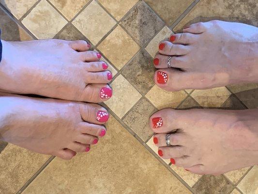 Beautiful Hannah at Natural Nails!!! She gave me a perfect red shellac pedi!! And even pretty flowers like hers!!