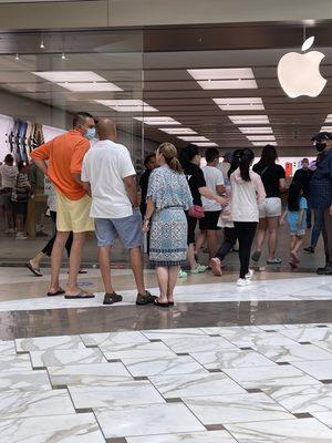 Wait line for Genius Bar. If your 10 minutes late Bill the manager will boot you from your appointment.