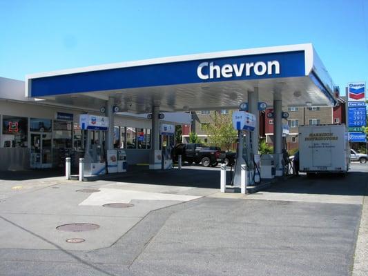 Gas station in Seattle, Greenwood Salmon's Service Centers