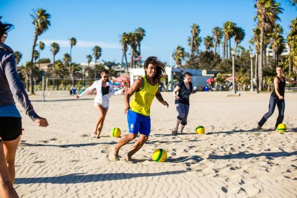 Soccer & Dance moves giving you fun and your own Cuerpaso.  Como si fosse jogando e dancando.