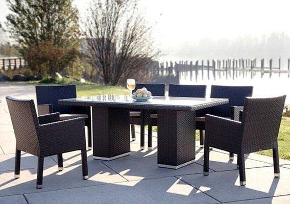 Dining table for 6 in espresso Rattan.