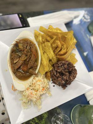 Carne Desmenuzada con tajadas