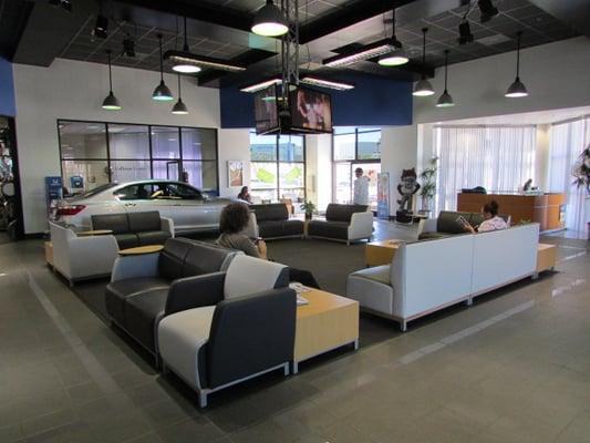 Ocean Honda of Ventura customer lounge