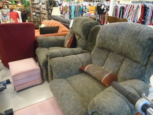 Came across this beautiful pieces of his and hers recliner at Trudies Treasure Hutz, definitely a must visit 2nd hand store.