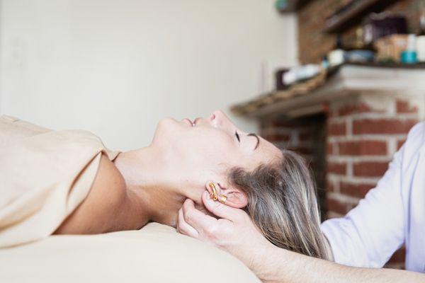 RELAXING THE MUSCLES OF THE NECK, HELPS TO ALLEVIATED HEADACHES