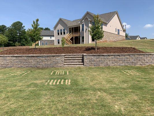 Anchor block retaining wall with steps