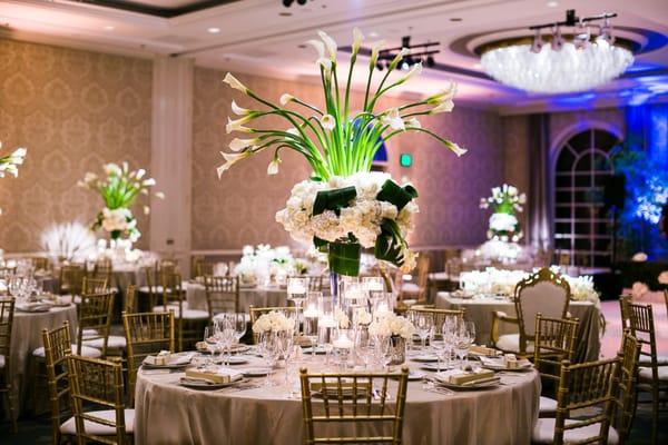 I wanted a stylized high fashion look for the centerpieces at my wedding with huge calla lilies that naturally flexed outwards. STUNNING