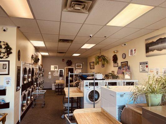 12 small washers, 6 large washers, 8 small dryers, 8 large dryers. 3 folding tables, 6+ baskets, 1 hanging bar.