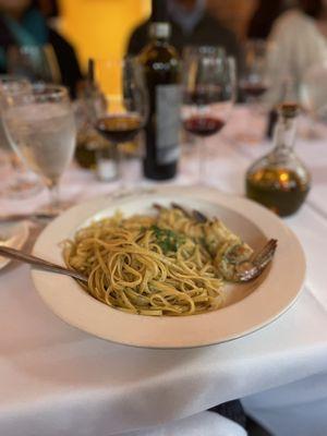 Linguini with prawns and pesto