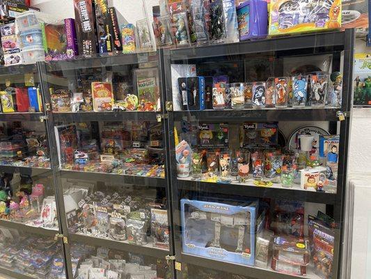 Assorted games and vintage sundries