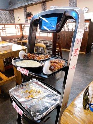 Robot that serve our food!! Super cute