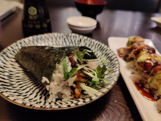 Salmon skin hand roll