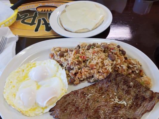 Calentado con carne, huevo, arepa