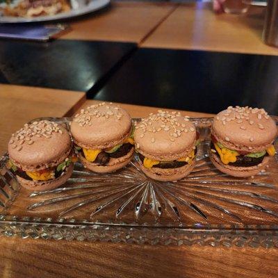 Burger macarons!