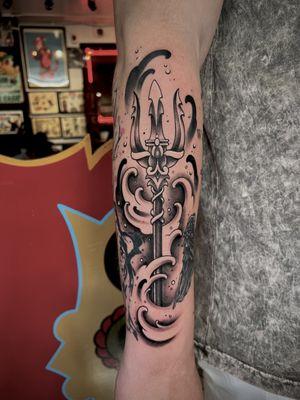 Freehand trident tattoo with Japanese finger waves. Perfect filler tattoo to complete the half sleeve.