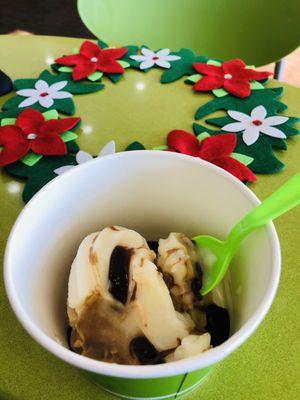 Country vanilla swirl with sea salt caramel AND hot fudge.! This yogurt has live active cultures. Good for the gut.