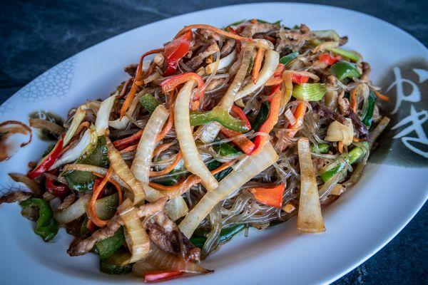 Stir fried noodles with vegetables
(Japchae)