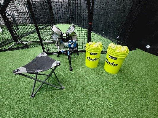 Fastpitch pitching machines