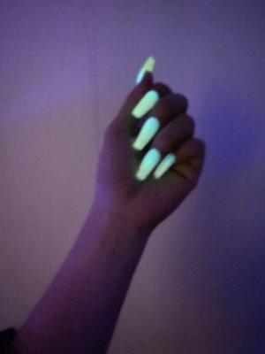 glow in dark nails