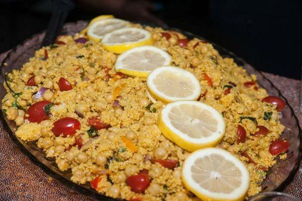 Moroccan chickpea and couscous salad with lemon Vinagrette. (Vegan)