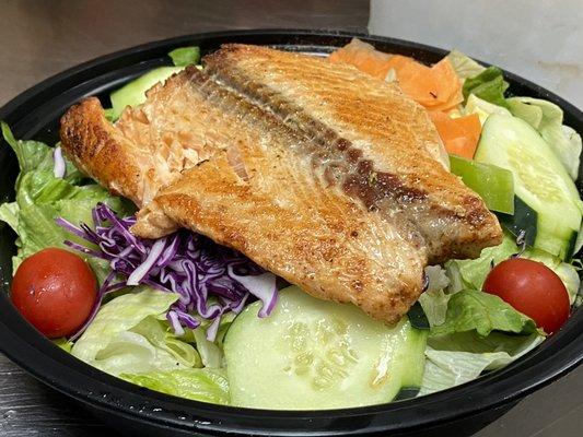 Grilled salmon salad