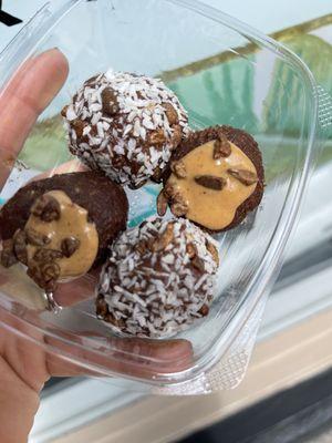 Chocolate peanut butter crunch date bites