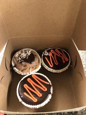 Vegan German Chocolate cupcake (L), Vegan Raspberry and Ganache cupcakes (R)