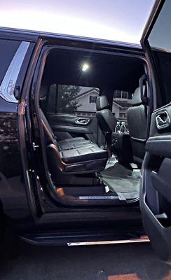 Book our Luxury Black SUV car service for a night on the town! Flat rate and hourly rates available.