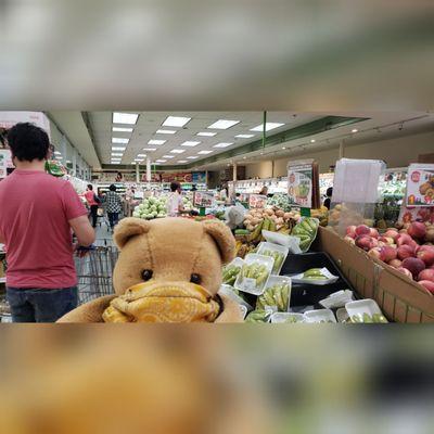 Lots of reasonably priced fresh produce! #mortimerthebear #everywherebear #korean #greenlandmarket #allthingsbear