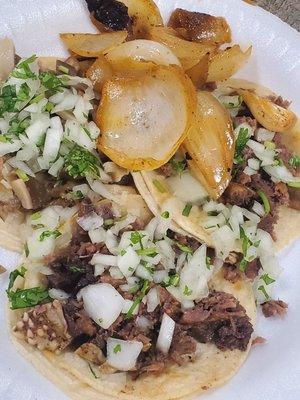 Lengua, cabeza & buche tacos