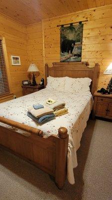 Hidden Valley Paradise cabin. Terrace level bedroom.