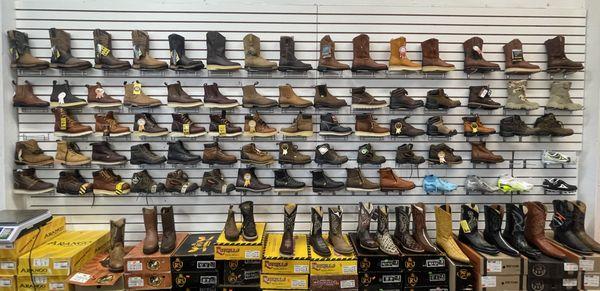 Good quality leather work boots from Mexico 
From different brands 
Arango, El Gallo Giro, Potrillo, El Grande and many others.