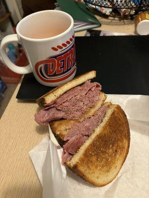 Reg. Corned Beef Sandwich, plain in rye