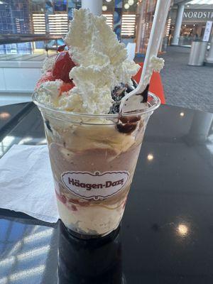 Does this look like a decent 3 scoop Banana Split Dazzler Sundae... save yr. $$& go else where..... try Venchi instead!