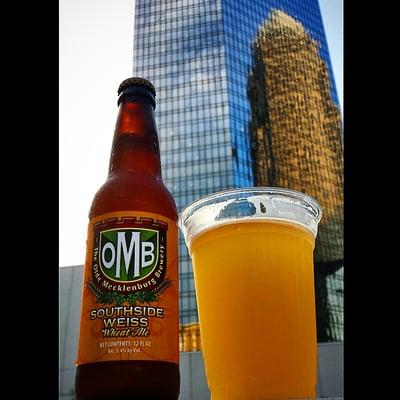 Enjoying the @oldemeckbrew #SouthsideWeiss at the @rooftop210 in the #epicentreNC #Geam